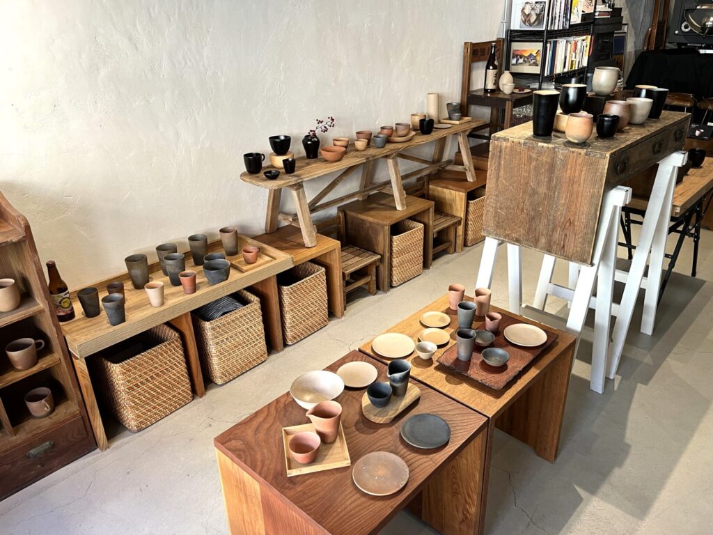 高島平のVIVA COFFEEさんで、松本かおるさんによる個展『焼き締めの世界と陶胎漆器&COFFEE』が開催中！