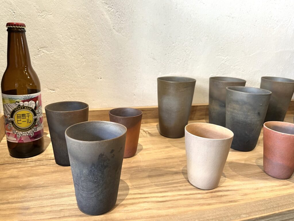高島平のVIVA COFFEEさんで、松本かおるさんによる個展『焼き締めの世界と陶胎漆器&COFFEE』が開催中！